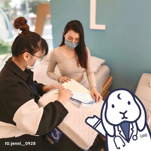 Jennifer 正在聽專人介紹Lunio GEN3 PRO乳膠床墊