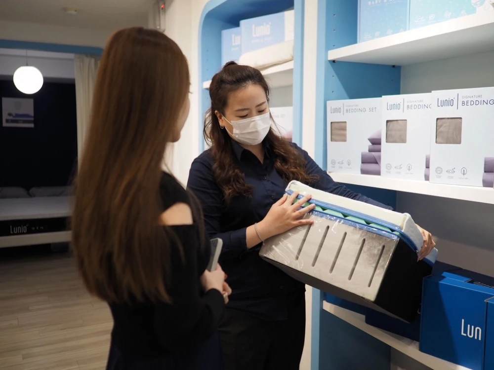 門市服務人員在介紹床墊結構