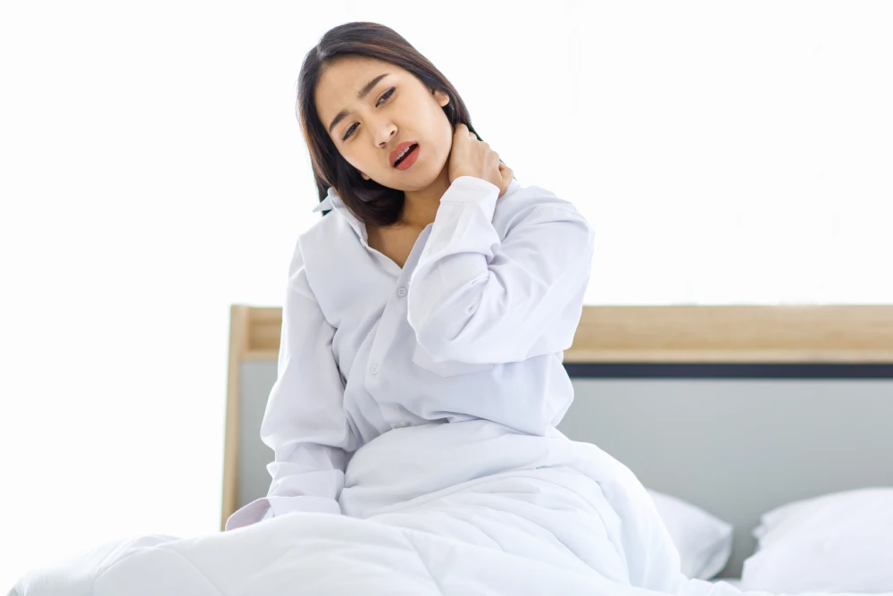 肩頸痠痛的原因?症狀?該看哪一科?3招舒緩痠痛不適 睡醒肩頸痠痛落枕