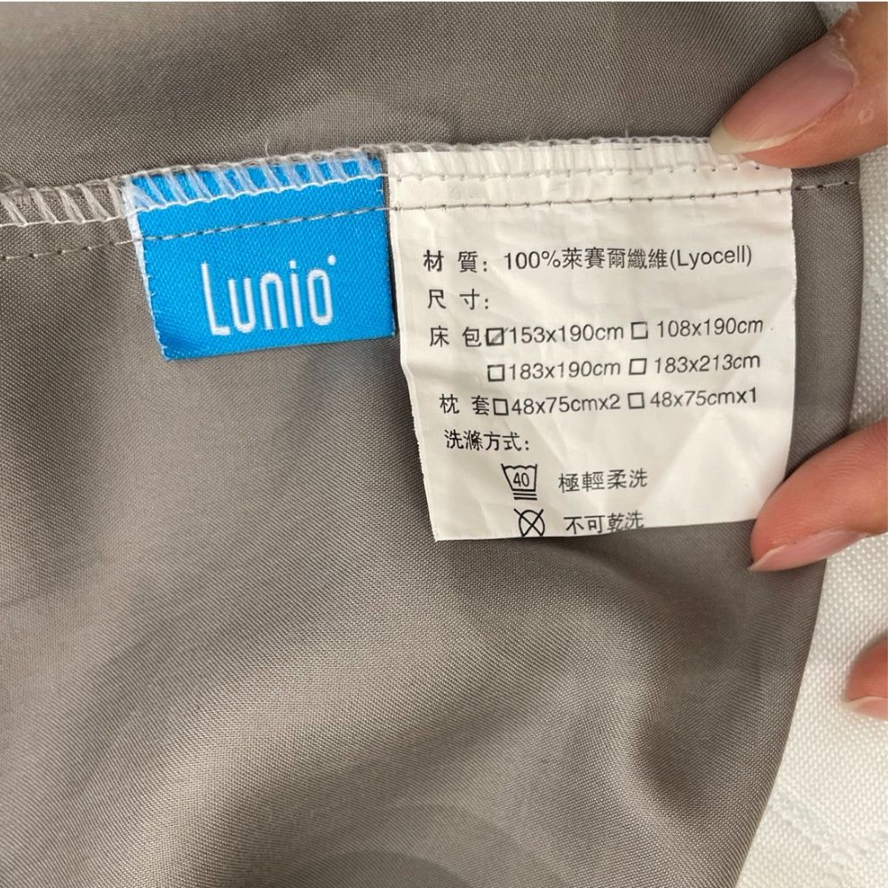 購買天絲床包時，須檢查材質成份，使用100%萊賽爾纖維的天絲床包品質最好，價格也比較高